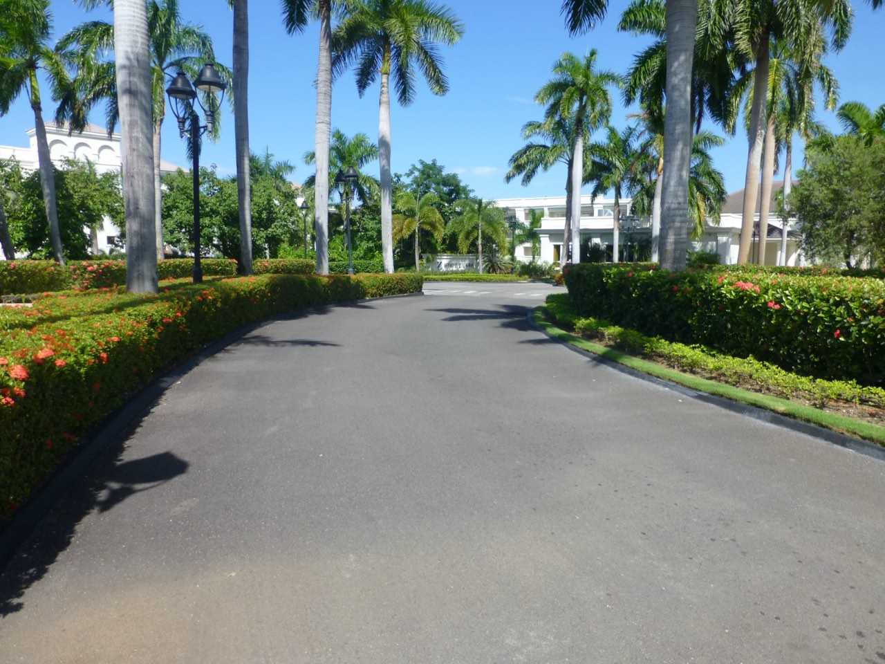 Hyatt Ziva & Zilara Hotel — resort access road
